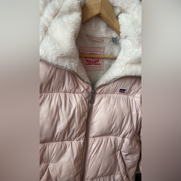 Levi’s women’s puffer - Picture 3 of 5